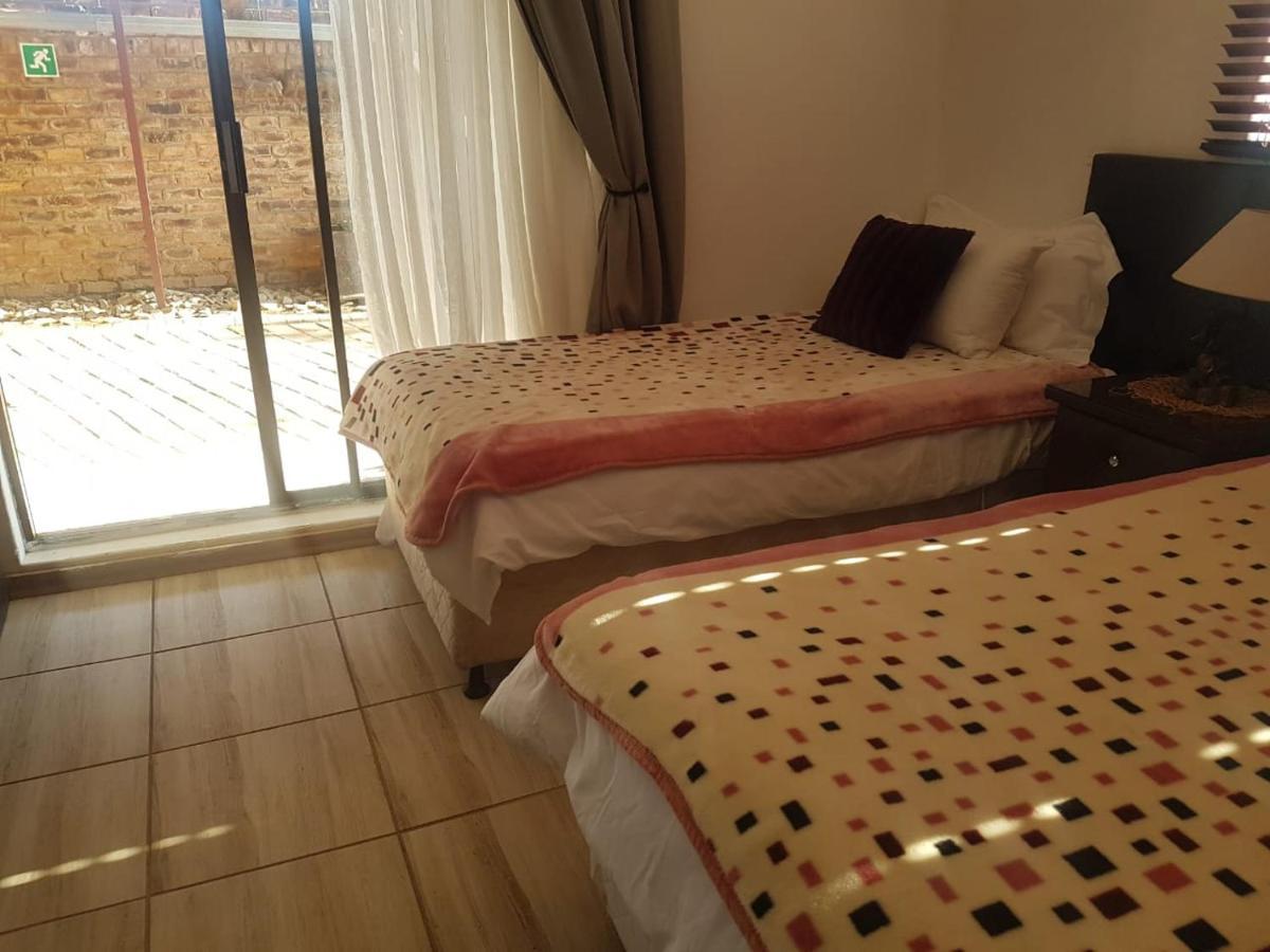 Aliwal Villa Guest Lodge ภายนอก รูปภาพ